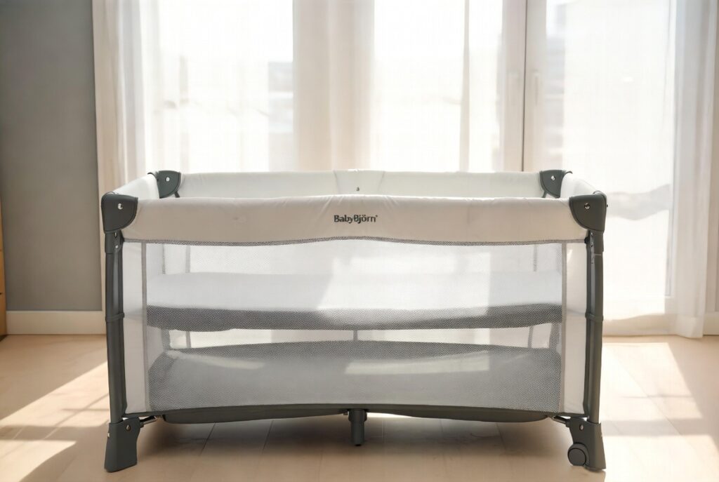 lit parapluie Light BabyBjörn dans une chambre