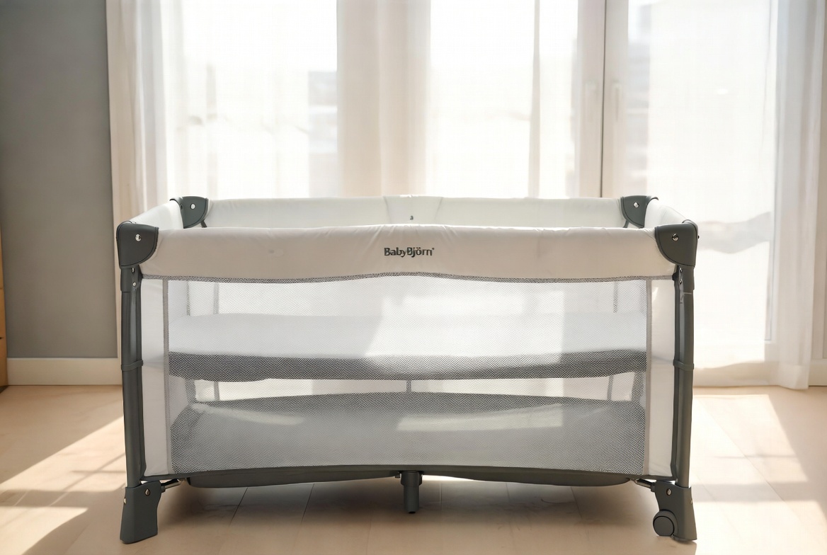 lit parapluie Light BabyBjörn dans une chambre